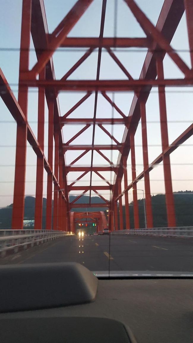 だいぶ日が暮れてきましたが次の目的地の統営に向かいます。