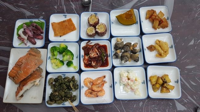 おかずたち<br />小さな貝がつまみにいい感じ。<br />左下のは韓国式ロブスターとのこと。<br />前菜のようなものだけど美味しかった！