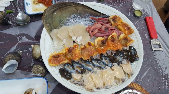 お刺身第１弾登場！！<br />貝、ユムシ、ホヤ、ナマコ、アワビ〜〜！！！<br />独特な刺身グループ(^O^)<br />どれも新鮮で噛みごたえあって美味しいーーー！