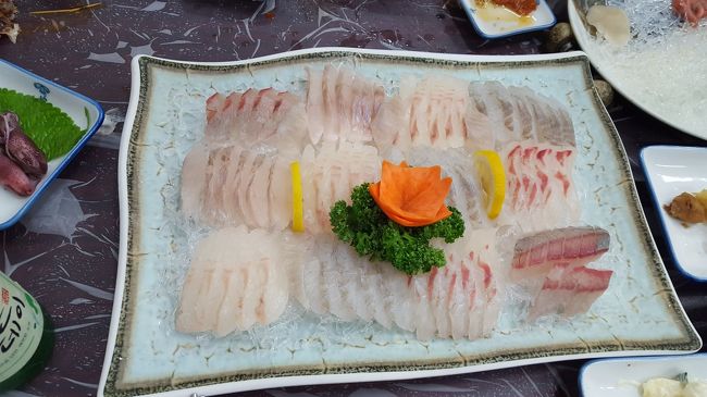 ここでさらなるメインのお刺身第２弾登場！！<br />５種類とのことだけど、何がどれかな？<br />エンガワっぽいのがあったけど、ものすごい弾力でものすっごい美味しくて、<br />他のお刺身も新鮮だからかプリプリ度合いがすごい！！<br />魚が美味しい地域に住んでるけど、それでもここのが美味しいと思いました。