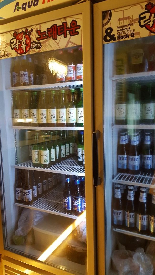 このお店はお酒も前払いでフロントの横から好きなお酒を取っていく方式