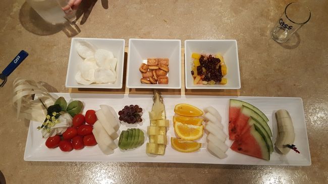 おつまみにフルーツ盛り合わせにしたらこんなお洒落なのが来ました。<br />長い一日は終了です。明日は巨済島観光です。