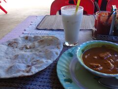 　さっそく向かいのインドカレー屋さんで、チキンカレーとナンを食べて・・