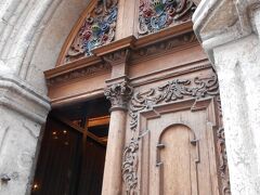 雨の中を傘もささずに歩き回って疲れて来たので
街を見渡せる塔がある教会で一休みします。

中も素晴らしかったけど 個人的にはこのドアが気に入りました。

せっかくだから塔にも登りたかったけど筋肉痛の足がギブアップしたため登れず...
日頃の運動不足が大事な時に仇となりました。