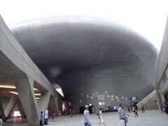 東大門デザインプラザ（DDP)にやってきました。

東京五輪のスタジアムの件で一躍有名になったザハ・ハディッド氏の作品です。
形態の異なるアルミパネル45,133枚も使っているそうです。