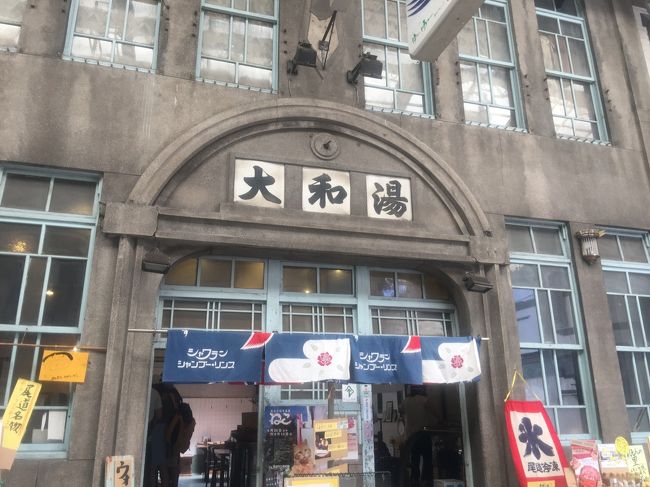商店街を散策。<br /><br />銭湯を改装した、駄菓子屋さん。<br /><br />尾道は戦火をまぬがれたので、道も狭く路地裏がたくさんあります。