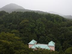 榛名山側。臥牛山（1,232m）と富士山のような形の山は五万石（1,060m）と思われる。
下の建物は大江戸温泉物語伊香保。