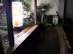 午後9時。ちょっとローソンまで散歩♪
足湯の湯が抜かれていた。。。