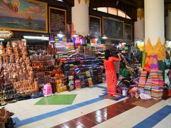行きで見逃したシュウェターリャウン寝大仏に行きます。ミャンマーの観光客が多いお寺はだいたい入口にアーケードが付随していてちょっとしたお土産店が並んでいます。
売っているものはどこもだいたい同じですね。