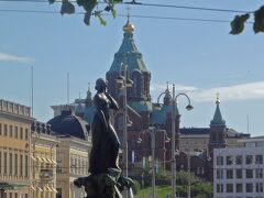 フィンランド人彫刻家ヴィッレ・ヴァルグレーンの作、ハヴィス・アマンダ（Havis Amanda）の銅像とウスペンスキ寺院。ハヴィス・アマンダ（Havis Amanda）の銅像は、「バルト海の乙女」として人びとに愛されています。