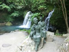 9:28
はい、こちらです。
｢伊豆の踊子｣のプロンズ像です。
初景滝を背景に踊り子と学生のブロンズ像が｢伊豆の踊子｣のほのかなロマンを漂わせています。
