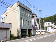 「旅館　朝日屋」道路際に建つリーズナブルな宿です。