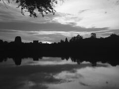 朝日観賞ポイントに着く前に すでに陽は昇ってる。

ガイド君は　そんなこと気にしない 　季節も悪いし・・