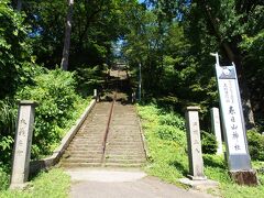 土日はマイクロバスで来ないかんらしいんですが、早朝やったから神社のトコまでバイクで上がらせてもらえました♪
この長〜ぃ階段を暑い中汗だくで登って〜・・・