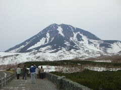 知床峠にやってきました。雪を被る羅臼岳（らうすだけ）の雄姿は圧巻です。