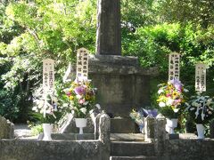 沖縄県殉職医療人之碑。

疎開することが可能だった沖縄県の医療従事者で、沖縄戦に従軍し戦没された50名の医療従事者の犠牲者を祀っています。