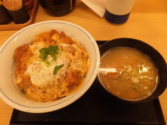 【かつやのカツ丼 2016/08/10】

かつや 京王八王子店でカツ丼を食べました。
税込み500円。普通に美味しいです。
住所：〒192-0046 東京都八王子市明神町4-7-4
電話:042-660-5631
営業時間：7時00分〜0時30分