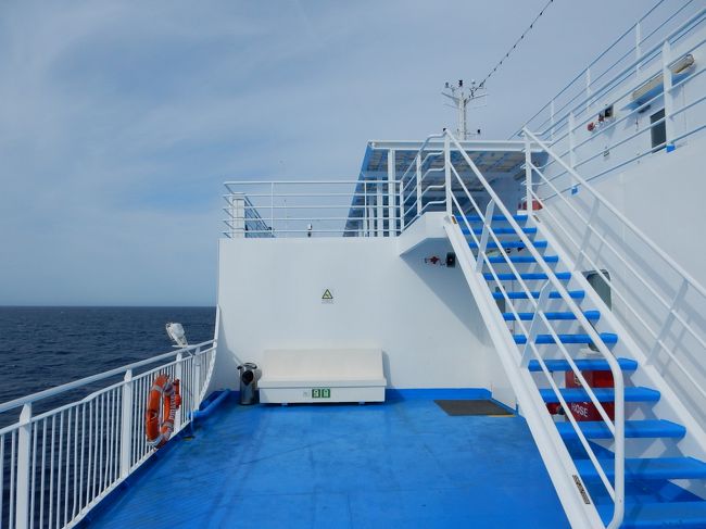 大型船のため、ゆっくり海上を走ります。まだオンシーズンではないため、客は少ないです。