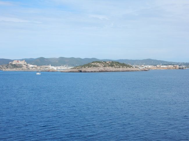 イビサ島の白い壁が見えてきました。上陸するのが楽しみです。