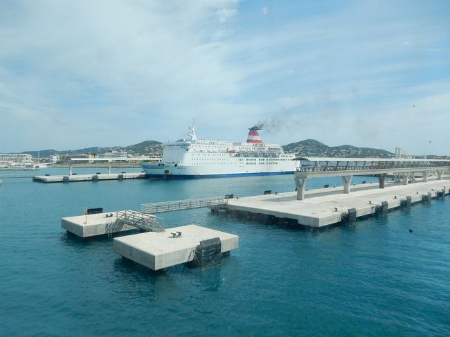 午前11時半頃、イビサ島に到着。