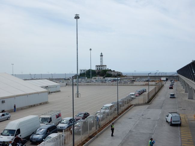 灯台が目立つ位置にあります。