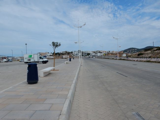 どこかのオフィスに今いる場所を聞いたら、マップで教えてくれました。イビサタウンまでタクシーで行かなければなりません。