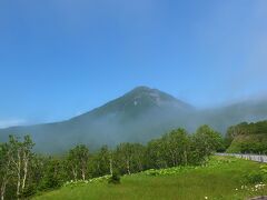 峠を少し下ると、知床峠から間近に見えるはずだった羅臼岳が見えてきました。