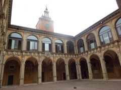 アルキジンナジオ宮（旧ボローニャ大学）の中庭