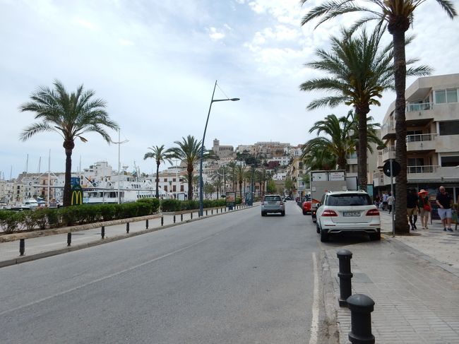 イビサ島には1泊しかしないので、15分ぐらい休んで観光に出かけます。時刻は13時過ぎです。