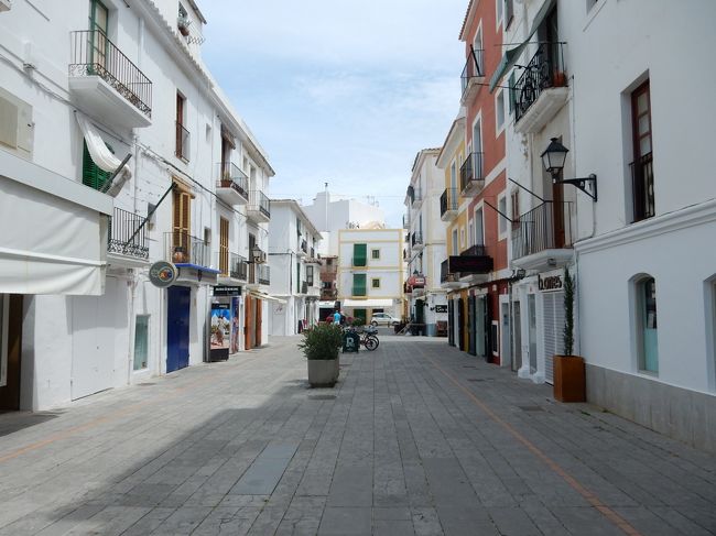 要塞の方へ向かいます。白壁に囲まれたエリア。実に素晴らしい景観です！