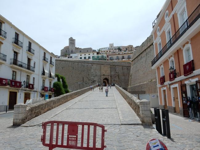 時刻は14時半頃。これからタレウス門をくぐって展望台へ行きます。続きは旅行記【７】へ。