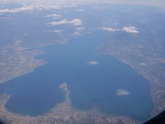 左手には、アルプス山脈からの清い水をたたえた大小の湖が並んでいます。

これはイタリア最大の面積を有するガルダ湖ですね。

琵琶湖の半分ほどの広さ。
