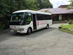 まずは、八ヶ岳アウトレットへ向かいます。
駅前から送迎バスが出ております。