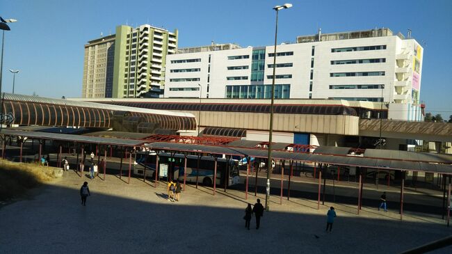 カンポ・グランデ駅前すぐにバスターミナルがありますが、非常に広いうえ、セッテ・リオス・バスターミナルのような電光掲示板もチケット売り場もありません。<br /><br />とても観光客にとって分かりずらいバスターミナルです。<br /><br />様々なサイトでオビドス行きのバス停の場所が説明されていましたが、『改札から右に出て、高架下を歩いて、大きな道を渡って…』という記載を見ても、「右ってどっち向いて右？」「高架下って…どの高架下？」という感じで、前日は全くバス停を発見できませんでした。<br /><br />そんな中、前夜に写真付きで非常に丁寧に説明している海外旅行記を発見！<br />本当に分かりやすくって、そこに記載されていた情報をもとにしてスムーズにバス停を見つけることができました。