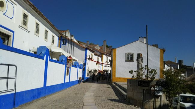 白い壁に、ブルーとイエローがアクセントになった可愛い住宅が立ち並んでいます。