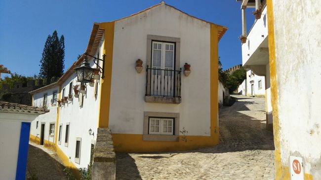 別の道を入り口に向かって散歩しました。<br />こういった可愛い建物に住民の方が普通の生活をしているんですね。