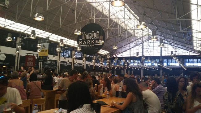 やっぱり観光客でいっぱいです。<br />席を探すのも一苦労。そんなにお腹は空いていないな〜と思いつつ、ブラブラ。