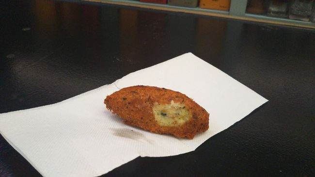 ポルトガルに来て、まだ干しダラのコロッケを食べていません。<br />店頭で売られていたコロッケを1つ購入して、立ながら食べることにしました。<br /><br />確か1個1ユーロだったかと。<br />ホクホクしたコロッケは、たまに塩気のある干しダラの風味があって、なかなか美味しかったです。