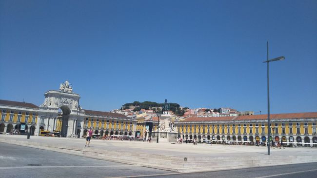 ぶらぶら歩いてコルメシオ広場にやってきました。<br />非常に開放的な広いスペースに、綺麗な建築物が青空の下に映えています。<br /><br />綺麗〜〜〜。綺麗としか表現できない自分の語彙の少なさを痛感しますが、本当に素敵なんです。