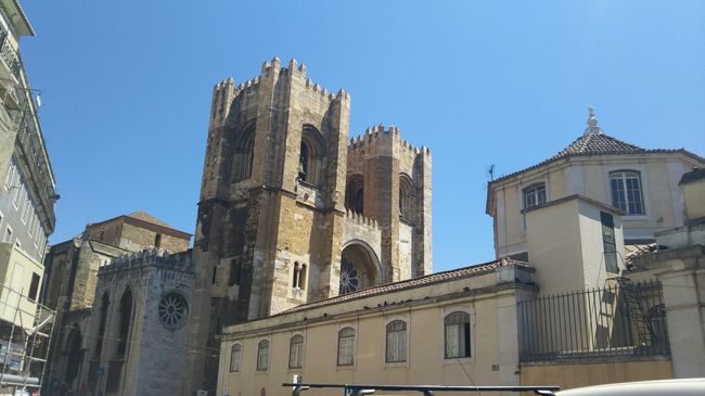 ここからはアルファ街区を散策です。<br />炎天下で汗をかきつつ、歩いていると目の前にカテドラルが見えてきました。