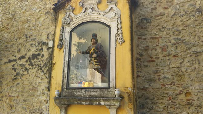 サン・ジョルジェ城の入り口付近の飾り？です。<br /><br />この後、あまりの暑さにアイスクリームを買って、それを食べつつサンタ・ルジア展望台に行きました。