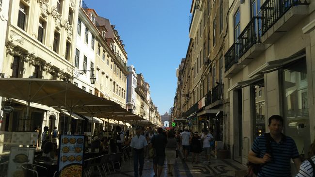 プラダ通りを歩いて、いったんホテルへ帰ります。