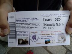 ノイシュヴァンシュタイン場のチケットセンターへ。

日本から事前にチケットを１４時３０分で予約してたのですが、
私と奥さんの勘違いで現地で１８時過ぎのチケットにしました。

