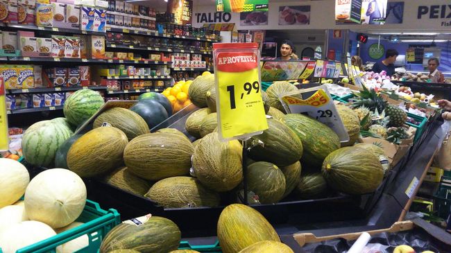 途中、スーパーに立ち寄りましたが、お目当ての缶詰（イカの詰め物）がなく諦めます。