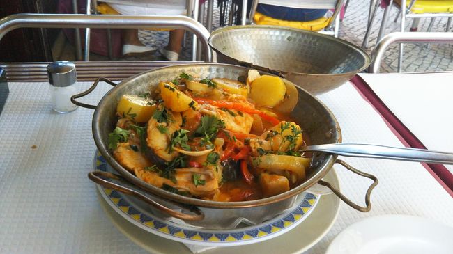 感じのいい店員さんにつられて入店です。<br /><br />ポルトガル風ブイヤーベースかな。さっきのお鍋いっぱいにシーフードが！