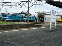 途中の武川駅にもごろごろと機関車の姿が。