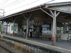 車窓にはこのようなレトロな駅もしばしば登場。