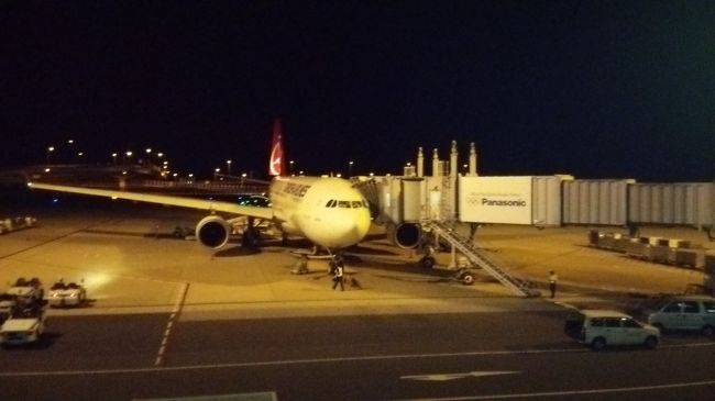 夜9時30分関空出発です。<br />7月にトルコでテロがあり不安な私。。<br />案の定、なかなか出発時刻になっても出発しません。<br />10時30分やっと出発です。<br /><br />テロの影響か、空席がたくさん！<br />一人2席使用し、快適です！
