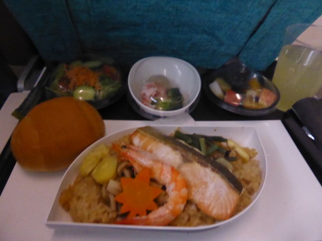 深夜1時過ぎぐらいに1回目の機内食です。<br />魚を選択しました。<br />おいしかったです。