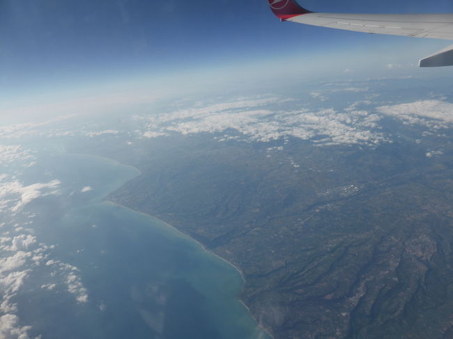 途中、イスタンブールを経由して、いよいよリスボンへ！<br />早朝4時半にイスタンブールについたこともあって、みんなイスで寝てました。お店は空いてます！<br />